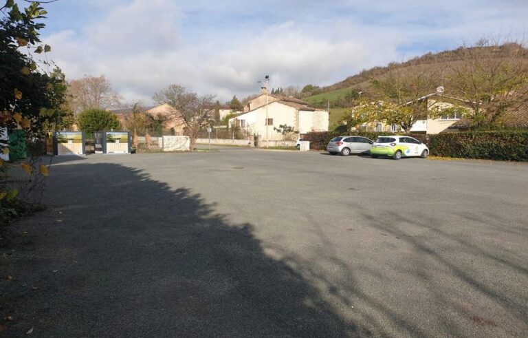 Aire de Stationnement et Borne de Services de Lombers_Lombers