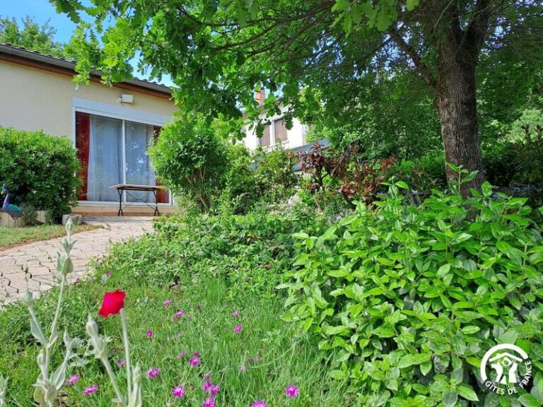 La Charmante - Réalmont - Gîtes de France Sud - vue extérieure chambre
