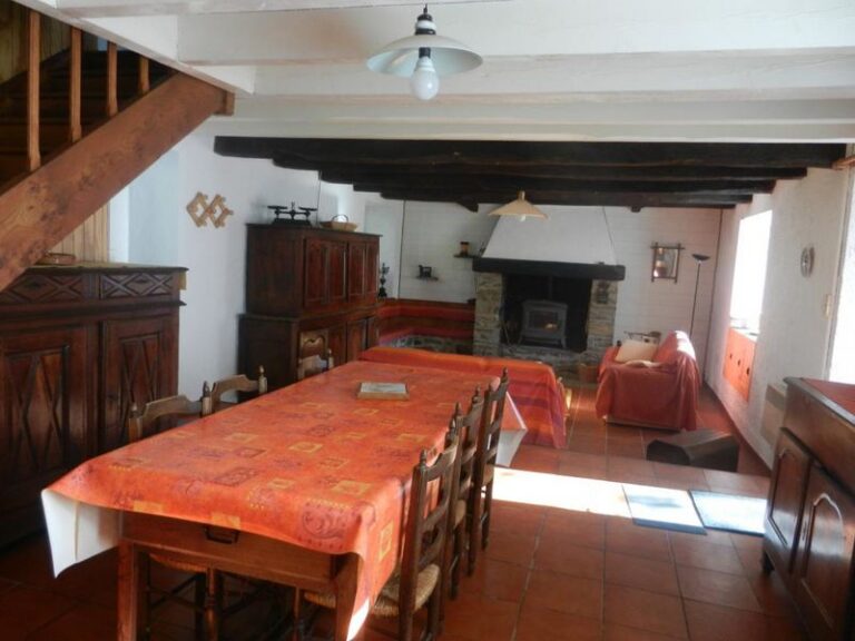 Salle à manger, salon et coin cheminée